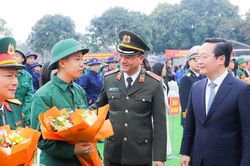 Thứ trưởng Bộ Công an và Bí thư Tỉnh ủy Nghệ An động viên công dân nhập ngũ
