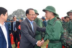 Phó Chủ tịch Thường trực HĐND tỉnh dự lễ giao, nhận quân tại huyện Thanh Chương