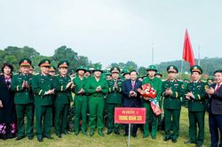 Chủ tịch UBND tỉnh Nghệ An động viên thanh niên Nam Đàn lên đường nhập ngũ