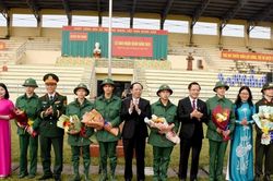Phó Chủ tịch UBND tỉnh Bùi Thanh An dự lễ giao, nhận quân tại huyện Yên Thành