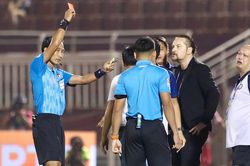 V-League lại 'nóng' vì phản ứng dữ dội của HLV ngoại