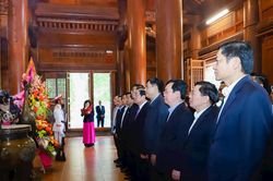 Trưởng ban Nội chính Trung ương Phan Đình Trạc dâng hương tưởng niệm Chủ tịch Hồ Chí Minh