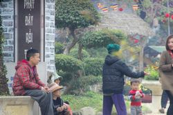Những hình ảnh chưa đẹp mắt tại các đền, chùa đầu năm