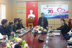 Chủ tịch UBND tỉnh Nghệ An Lê Hồng Vinh chúc mừng Bệnh viện Đa khoa khu vực Tây Nam