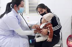 Hà Nội: ngày đầu tiêm vaccine sởi cho trẻ dưới 9 tháng tuổi