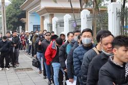 Hà Nội: người dân xếp hàng dài chờ đổi bằng lái xe