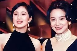Bức ảnh 'thế kỷ' của Lâm Thanh Hà và Củng Lợi: Khí chất và sự huy hoàng của 2 nữ thần điện ảnh