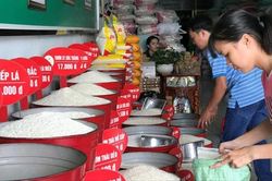 Giá gạo xuất khẩu Việt Nam thấp nhất thế giới, giá trong nước vẫn cao