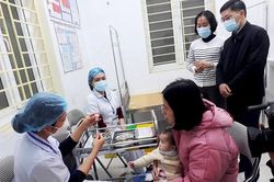 Ngày đầu tiên, Hà Nội triển khai tiêm vắc xin phòng bệnh sởi cho trẻ dưới 9 tháng tuổi