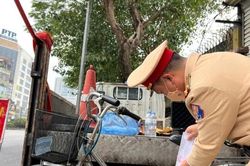 Cảnh sát giao thông Hà Nội phát hiện người đi xe đạp vi phạm nồng độ cồn