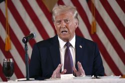 Truyện tranh Mỹ 'báo động' trước đòn thuế mới của ông Trump