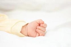 Diễn biến mới vụ bé gái 5 tháng tuổi tử vong sau khi gửi qua đêm ở Hà Nội