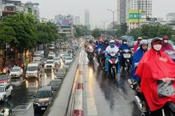 Nhiều tuyến đường Hà Nội ùn tắc do mưa phùn