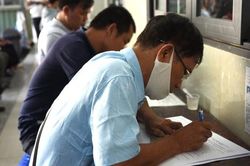 Người dân TPHCM xếp hàng dài đổi GPLX trước ngày cuối