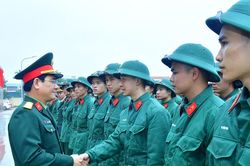 Kiểm tra việc tiếp nhận, huấn luyện chiến sĩ mới tại Trung đoàn 764