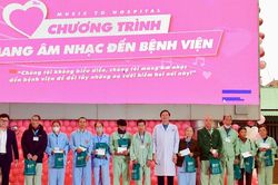 Ấm áp chương trình 'Mang âm nhạc đến bệnh viện' tại Bệnh viện Ung bướu Nghệ An