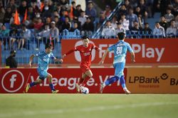 V-League 'nóng' trong lẫn ngoài sân cỏ