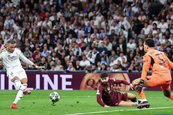 Mbappe biến trung vệ 100 triệu euro của Man City thành gã học việc