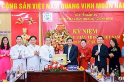 Chủ tịch UBND tỉnh Nghệ An thăm, chúc mừng các đơn vị y tế