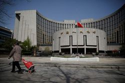 PBoC thận trọng, neo lãi suất giữa bão thuế