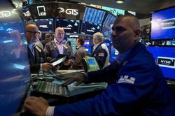 S&P 500 vượt đỉnh lịch sử, giá dầu giữ mức cao nhất trong 1 tuần