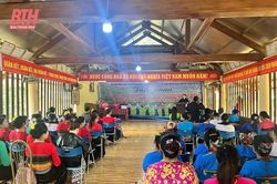 Tập huấn 'Biên đạo, tập luyện và hỗ trợ đạo cụ, trang phục' cho đội văn nghệ bản Bút