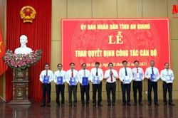 UBND tỉnh An Giang công bố các quyết định thành lập cơ quan chuyên môn, đơn vị sự nghiệp công lập và trao quyết định công tác cán bộ
