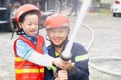 Học sinh mầm non trải nghiệm 'làm lính cứu hỏa'
