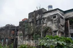Cận cảnh hàng loạt chung cư cũ nát ở trung tâm TP Hạ Long