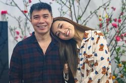 Vợ trẻ kém 15 tuổi: 'Tôi rơi nước mắt khi anh Công Lý xin tiếp viên bánh mì'