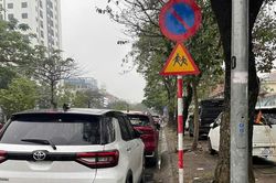 TP Vinh: Bất chấp biển cấm, nhiều phương tiện vẫn đỗ trên đường Phan Bội Châu