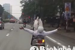 Người đàn ông 'làm xiếc' trên xe máy ở thành phố Vinh