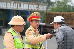 Vi phạm nồng độ cồn, 3 người đàn ông ở Nghệ An bị phạt hơn 100 triệu đồng