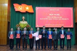 Huế công bố quyết định sắp xếp tổ chức bộ máy, công tác cán bộ