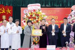 Chủ tịch Ủy ban Mặt trận Tổ quốc Việt Nam tỉnh Nghệ An thăm, chúc mừng các đơn vị y tế