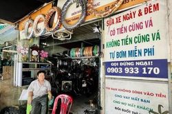 Chuyện 'ông chú Tân Phú' sửa xe miễn phí cho người nghèo