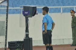 Trọng tài V-League 'ứng xử' với VAR: Chủ động nhưng đừng lệ thuộc