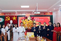 Phó Chủ tịch UBND tỉnh Nghệ An Bùi Đình Long chúc mừng các đơn vị y tế nhân dịp 27/2