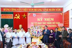 Phó Bí thư Thường trực Tỉnh ủy Hoàng Nghĩa Hiếu chúc mừng các đơn vị y tế nhân kỷ niệm 70 năm Ngày Thầy thuốc Việt Nam