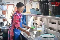 Nữ ca sĩ gợi cảm một thời tiêu tan sự nghiệp vì nghiện ngập, giờ làm phục vụ quán mì kiếm sống