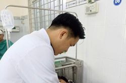 Lấy mảnh xương gà đâm thủng ruột cho bệnh nhân nam 16 tuổi ở Long Khánh