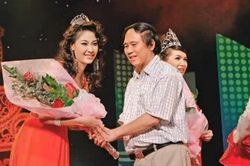 Hoa hậu Hà Kiều Anh đau buồn tiễn biệt nhà thơ Dương Kỳ Anh