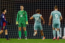 Barcelona và Atletico làm nên trận đấu điên rồ với 8 bàn thắng