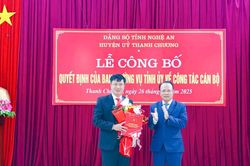 Trao Quyết định chuẩn y Phó Bí thư Thường trực Huyện ủy Thanh Chương