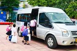 Sơn màu vàng đậm cho xe đưa đón học sinh: Có quy định vẫn khó thực hiện