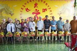 Tiền Giang: Ban Từ thiện xã hội Phật giáo tỉnh trao quà hỗ trợ người khiếm thị tại H.Châu Thành