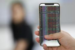 Chứng khoán ngày 26/2: Cổ phiếu chứng khoán hút dòng tiền, VN-Index trụ mốc 1.300 điểm