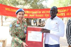 Bác sĩ 'mũ nồi xanh' Việt Nam tặng quà bệnh nhân ở Nam Sudan