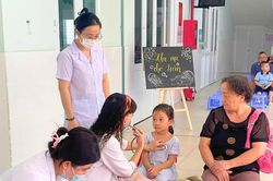 Trường học ghi nhận đóng góp của đội ngũ nhân viên y tế trường học
