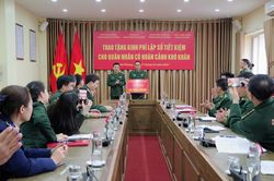 Trao tặng sổ tiết kiệm cho quân nhân có hoàn cảnh khó khăn